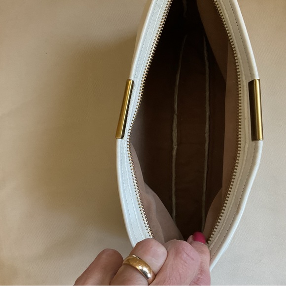 Vintage 70's Dove Zipper White Leather Understated Clutch Purse Bag - Picture 8 of 9